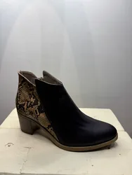 מגפון עור נוחות נחש חום.