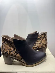 מגפון עור נוחות נחש חום.