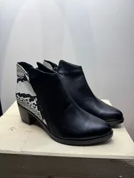 מגפון עור נוחות שחור לבן.