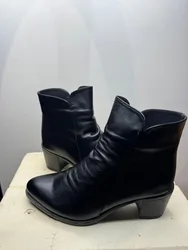 מגפי נוחות עור עקב שחור.